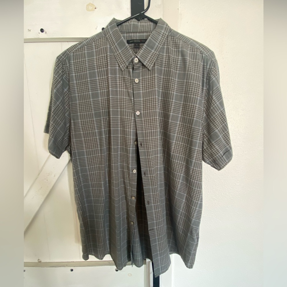Men’s short sleeve John varvatus shirt.